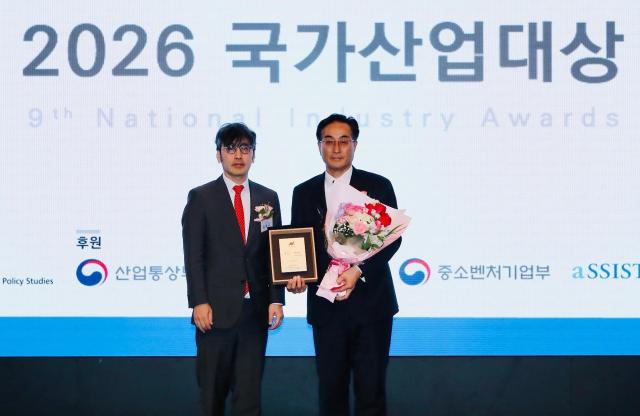 고려아연이 2026 국가산업대상 지속가능 부문에서 수상했다 김기준 고려아연 지속가능경영본부장오른쪽과 심사위원장 김영규 고려대학교 경영대학 교수왼쪽가 기념촬영을 하는 모습 사진고려아연