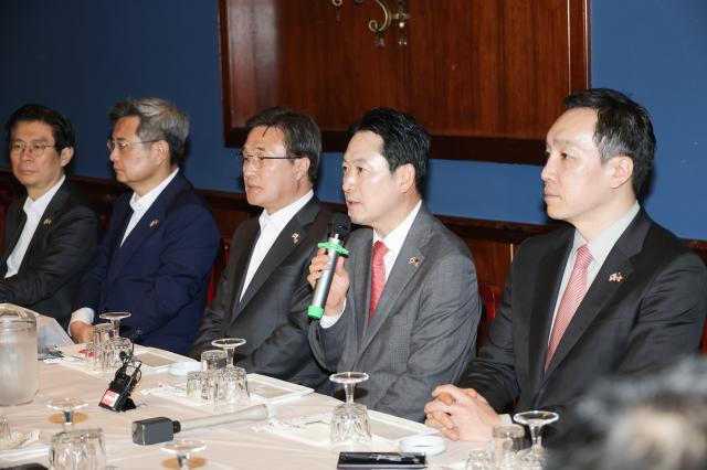 미국을 방문 중인 국민의힘 장동혁 대표가 지난 15일현지시간 워싱턴DC 인근 식당에서 한국 언론사 워싱턴특파원과 간담회를 하고 있다 사진연합뉴스