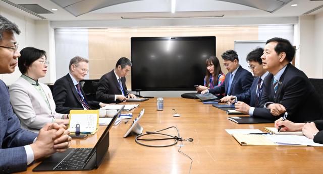 주요 20개국G20 재무장관회의 및 국제통화기금IMF세계은행WB 춘계회의 참석차 미국 워싱턴DC를 방문 중인 구윤철 부총리 겸 재정경제부 장관이 16일현지시간 세계은행WB에서 쩌우 자이 아시아인프라투자은행AIIB 총재와 대회를 나누고 있다사진재정경제부