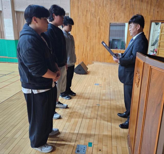 정수장학회 김재욱 이사장오른쪽이 지난 4월 15일 오후 2시 정선정보공업고등학교 체육관에서 ‘2026 정수장학회 제5기 장학증서 수여식’을 개최하고 있다 사진이동원 기자