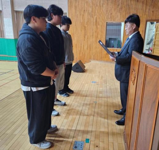 정수장학회,…꼴찌도 꿈을 잇는다 정선정보공고에 희망 전달