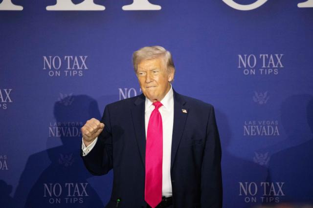 도널드 트럼프 미국 대통령이 2026년 4월 16일현지시간 미국 네바다주 라스베이거스 AC 호텔 심포니파크에서 열린 ‘팁 비과세No Tax on Tips’ 정책 관련 원탁회의에 참석하고 있다 EPA연합뉴스