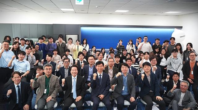 안랩클라우드메이트 임직원들이 비전 선포식에서 기념 사진을 찍고 있다 사진안랩