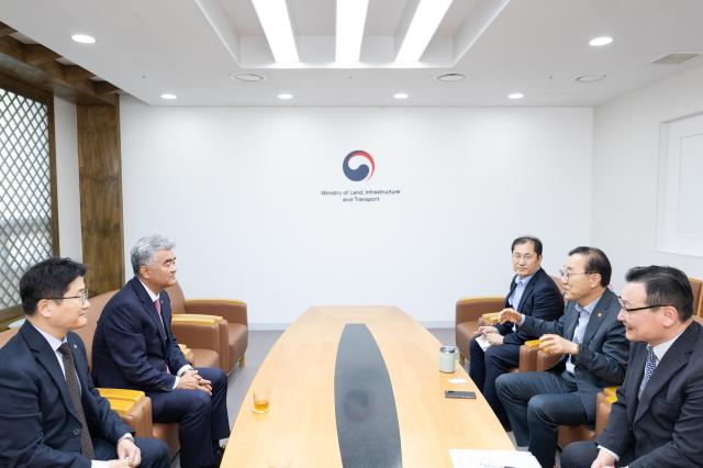 16일 김윤덕 국토교통부 장관이 서울 국토발전전시관에서 가덕도신공항 부지조성 공사의 수의계약 업체인 대우건설 정원주 회장과 면담을 갖고 있다 20260416 사진국토부