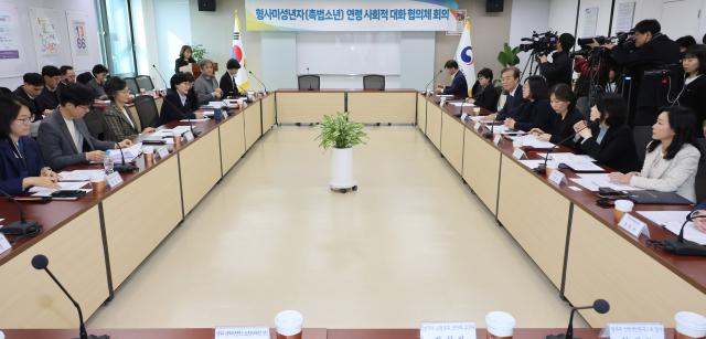 원민경 성평등가족부 장관이 지난달 20일 서울 종로구 정부서울청사에서 열린 형사미성년자촉법소년 연령 사회적 대화협의체 2차 전체회의에서 발언하고 있다 사진연합뉴스