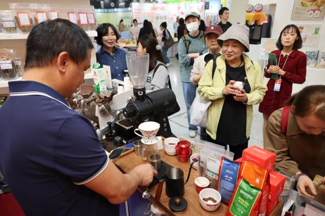 Visitors sample coffee at the 2026 Seoul Coffee Expo held at COEX in southern Seoul on April 17 2026 AJP Han Jun-gu