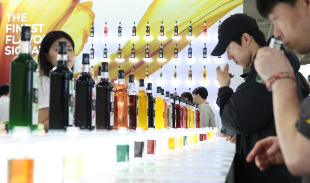 Visitors sample syrups at the 2026 Seoul Coffee Expo held at COEX in southern Seoul on April 17 2026 AJP Han Jun-gu