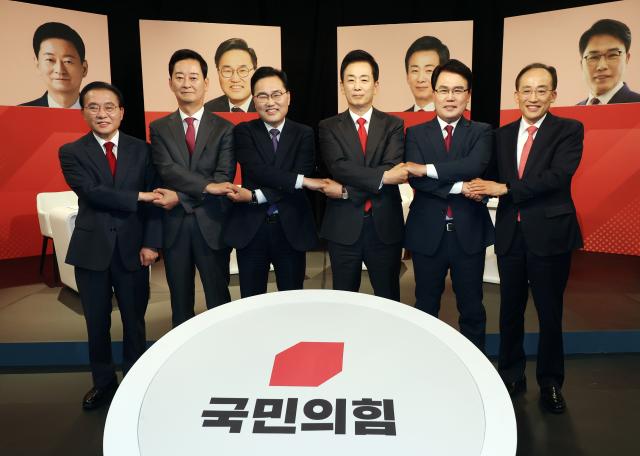 지난달 30일 대구 TBC에서 열린 국민의힘 대구시장 후보 1차 비전 토론회에서 윤재옥·최은석·홍석준·유영하·이재만·추경호 후보왼쪽부터가 포즈를 취하고 있다 사진연합뉴스