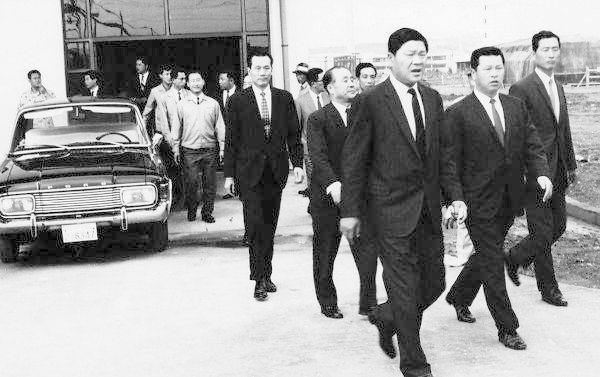 1969년 폴리에스터 원사 공장 준공식에서 최종건 창업회장왼쪽과 최종현 선대회장오른쪽사진SK
