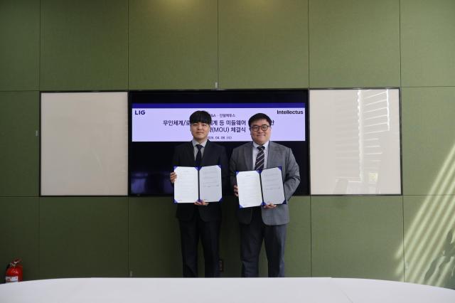 업무협약MOU을 체결했다 LIG DA 이승영 본부장오른쪽과 인텔렉투스 이상웅 대표가 기념촬영을 하고 있다