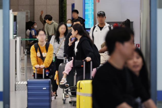 인천국제공항 입국장을 통해 시민들이 귀국하고 있다 사진연합뉴스