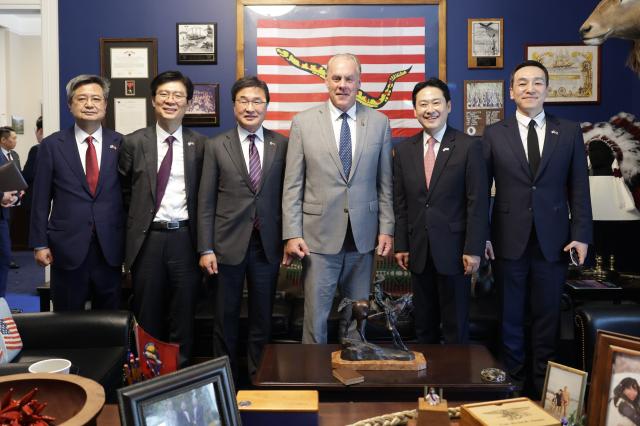 미국을 방문 중인 장동혁 국민의힘 대표왼쪽 다섯째가 14일현지시간 워싱턴DC에서 라이언 징크 미 하원의원과 면담하며 기념촬영을 하고 있다 사진국민의힘