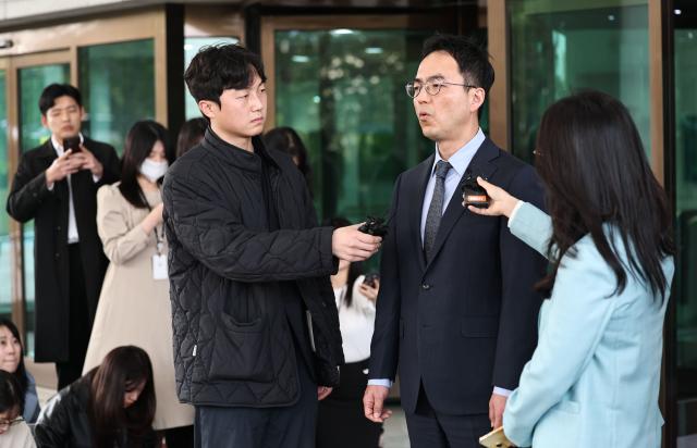 구자현 검찰총장 직무대행이 17일 서울 서초구 대검찰청을 나서며 대장동·대북송금 의혹 사건을 둘러싼 정치권의 국정조사와 관련해 발언하고 있다 사진연합뉴스