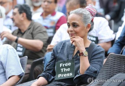 Hồi ký của Arundhati Roy: Người mẹ – nơi trú ẩn hay cơn bão của đời con?