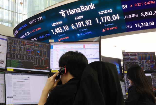 17일 서울 중구 하나은행 본점 딜링룸에 코스피 등을 비롯한 지수가 표시되고 있다 이날 코스피는 전장보다 3413포인트055 내린 619192로 거래를 마감했다 코스닥 지수는 전장보다 707포인트061 오른 117004로 장을 마쳤다 사진연합뉴스