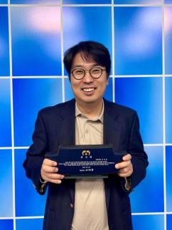 李대통령, 與 차지호 의원에 감사패…AI 허브 국제 협력 토대 마련