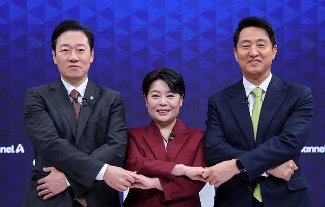 국민의힘 서울시장 경선 후보인 박수민 의원왼쪽부터 윤희숙 전 의원 오세훈 서울시장이 4월 10일 서울 종로구 채널A 스튜디오에서 열린 국민의힘 서울시장 후보 제2차 TV 토론회에 참석해 포즈를 취하고 있다 사진연합뉴스