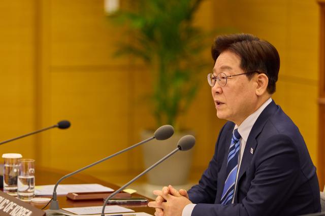 이재명 대통령이 지난 17일 청와대에서 프랑스·영국이 주도하는 호르무즈 해협 자유항행에 관한 화상 정상회의를 하고 있다 사진연합뉴스