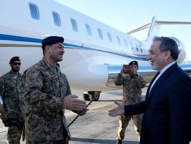 지난 15일 이란 수도 테헤란에 도착한 아심 무니르왼쪽 파키스탄 육군참모총장을 아바스 아라그치 이란 외무장관이 맞이하고 있다사진EPA연합뉴스