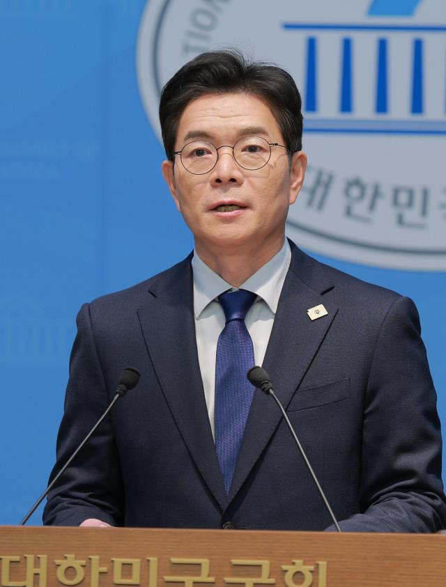 더불어민주당 서울시장 후보로 확정된 정원오 전 서울 성동구청장이 10일 오전 서울 국회 소통관에서 기자 회견을 하고 있다. 2026.04.10[사진=유대길 기자 dbeorlf123@ajunews.com]