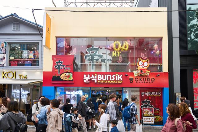 Cửa hàng pop-up Shin Ramyun tại Harajuku, Tokyo đông đúc với người dân địa phương và khách du lịch