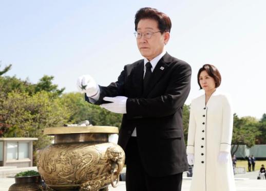 [포토] 이재명 대통령, 4·19혁명 기념식 분향