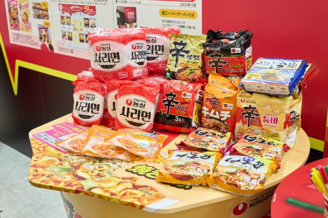 지난 16일 도쿄 선샤인시티 컨벤션센터에서 열린 ‘2026 코리아엑스포 도쿄’ 농심 부스에 전시된 제품들 사진농심
