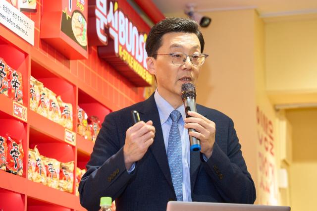 김대하 농심재팬 법인장이 지난 15일현지시간 일본 도쿄 하라주쿠의 신라면분식에서 농심 일본법인의 성장과정에 대해 설명하고 있다 사진농심