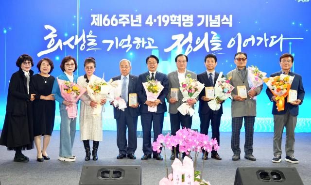 Lễ kỷ niệm 66 năm cách mạng 4.19 tổ chức tại trường Trung học Phổ thông Phụ thuộc Đại học Chosun vào ngày 19. [Ảnh=Gwangju]