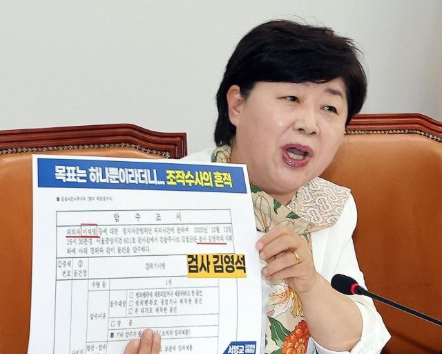  19일 국회에서 열린 윤석열 정권 정치검찰 조작기소 의혹 사건 진상규명 국정조사특별위원회 소속 더불어민주당 기자간담회에서 서영교 위원장이 대장동 사건 청문회 내용을 설명하고 있다 사진연합뉴스
