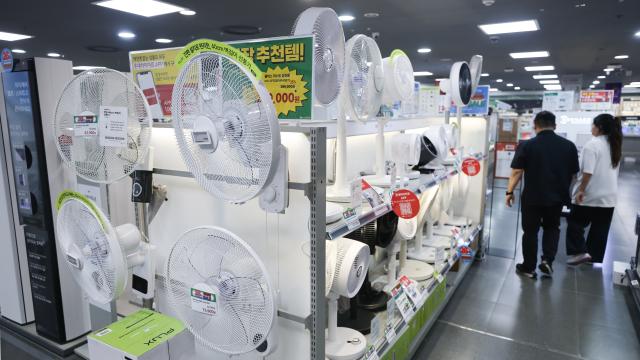 19일 서울 시내 한 대형마트에 선풍기가 진열돼 있다 사진연합뉴스