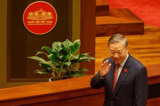 지난 7일현지시간 하노이 국회에서 국가주석으로 인준된 또 럼 베트남 공산당 서기장이 손을 흔들고 있다사진하노이 EPA 연합뉴스