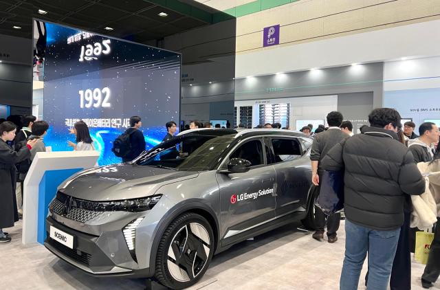 12일 서울 강남구 삼성동 코엑스 인터배터리 2026 LG에너지솔루션 부스 내 전시된 르노 전기차 세닉 모습이다 사진정보운 기자