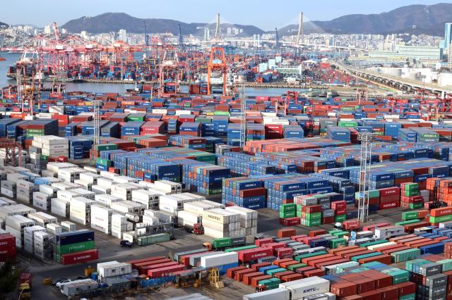 부산항 신선대부두 감만부두에 컨테이너가 가득 쌓여 있는 모습 사진연합뉴스
