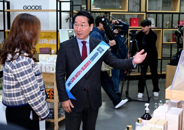 유정복 인천광역시장이 10일 예술회관역 천원택배 집화센터에서 소상공인 천원택배 배송량 100만 돌파 및 2단계 사업 확대시행을 맞아 소상공인 관계자들과 간담회를 갖고 있다 사진인천시