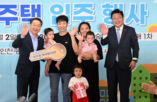 유정복 인천광역시장이 2일 미추홀구 숭의 대성지움애 1차에서 열린 천원주택 입주행사에서 입주예정가족에게 입주증서를 전달하고 있다 사진인천시