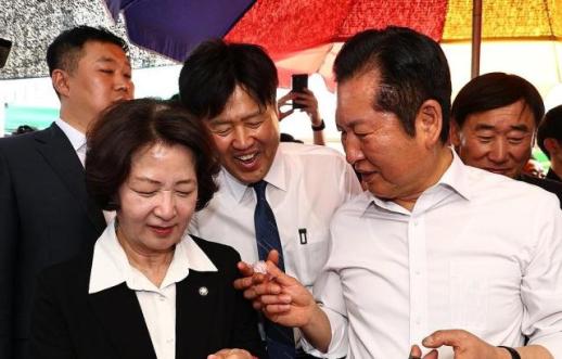 Kang Deok-gu và Hwang Myung-seon ủng hộ Kim Yong ra tranh cử bổ sung