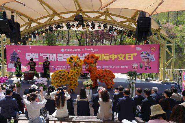 행사 중 사자춤 공연 [사진=중국신문사]