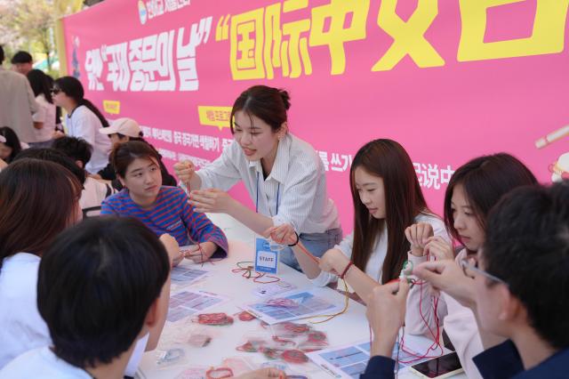 참가자들이 손으로 중국 매듭을 만드는 방법을 체험하고 있다 사진중국신문사