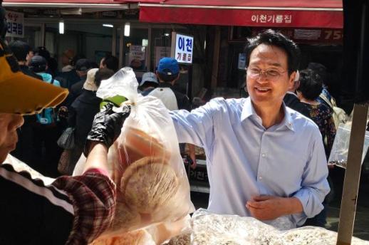 안민석 경기도교육감 예비후보, 성남 모란시장 찾아 시민들과 소통… 현장 민심 청취
