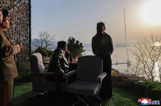 北, 탄도미사일 시험발사 성공…김정은 대만족