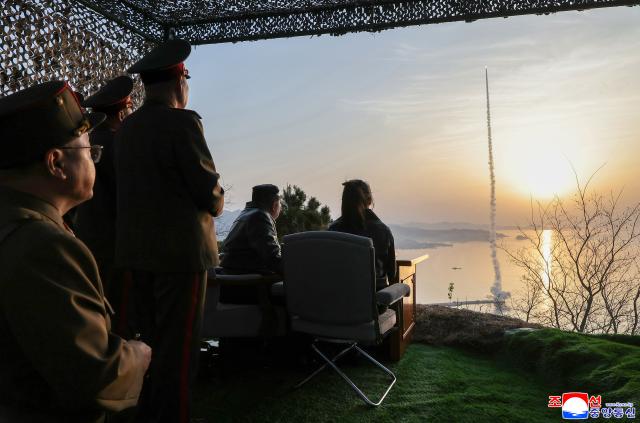 북한이 단거리 지대지 탄도미사일 집속탄두 위력을 평가하는 시험발사에 성공했다고 밝혔다 조선중앙통신은 20일 미사일총국은 19일 개량된 지상 대 지상 전술탄도미사일 화성포-11라형 전투부탄두 위력 평가를 위한 시험발사를 진행하였다고 보도했다 사진연합뉴스