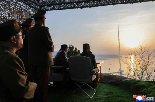 北, 탄도미사일 집속탄두 시험발사…김정은 대만족