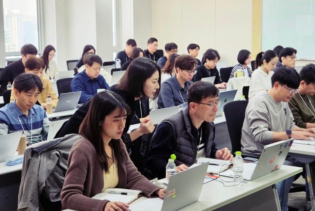 SK브로드밴드는 사내 구성원 대상으로 본사서울 중구 소재에서 AI Agent Lab 과정을 상시 운영 중이다 사진SK브로드밴드 