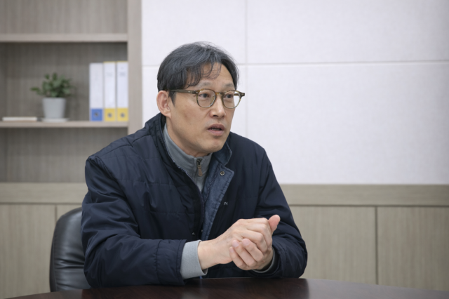 이재환 hy 중앙연구소장이 아주경제와 인터뷰에서 유산균 산업의 트렌드 변화에 대해 설명하고 있다 사진hy