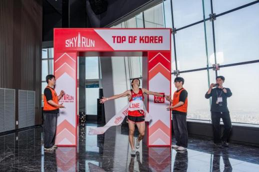 555m 계단 오른 2200명…롯데월드타워 스카이런, 도전·나눔의 무대