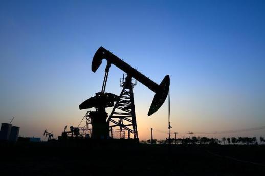 Căng thẳng tại eo biển Hormuz đẩy giá dầu tăng vọt