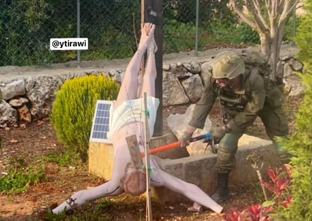 이스라엘 군인이 예수상을 훼손하는 모습 사진엑스 갈무리
