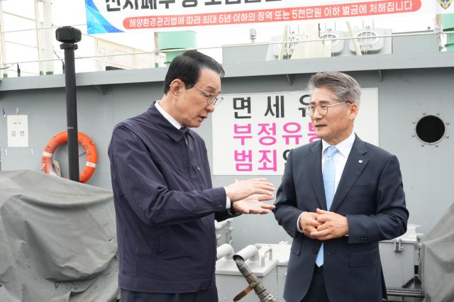 노동진 수협중앙회장왼쪽과 정도근 삼천포수협 조합장은 지난 17일 삼천포수협 급유부선바지선을 방문해 봄철 갑오징어 등 조업기를 맞은 어업인들이 유가 상승으로 인해 조업을 포기하는 사례가 없는지 살피고 면세유 수급 현황을 집중 점검했다 사진수협중앙회