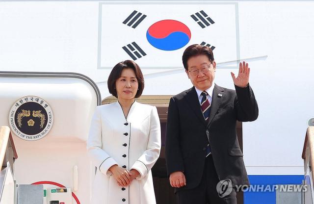 인도·베트남을 국빈 방문하는 이재명 대통령과 김혜경 여사가 19일 성남 서울공항 공군 1호기에서 환송객에게 인사하고 있는 모습 사진연합뉴스